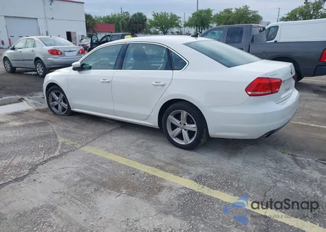 2013 Volkswagen Passat 2.5L Se z USA, uszkodzony, nr VIN 1VWBH7A32DC137901